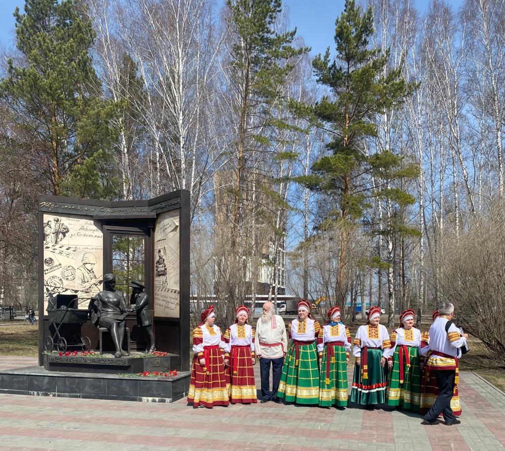 Фото В Кировском районе Новосибирска прошло шествие школьников в честь Дня Победы 2